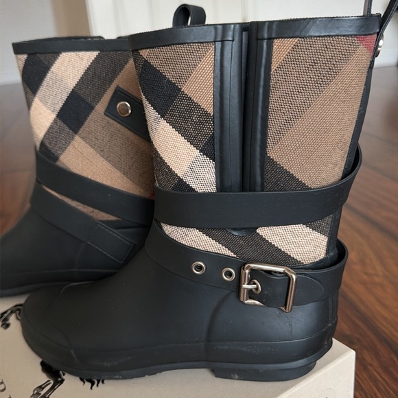 Burberry rain boots - Picture 2 of 4